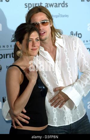 (Dpa) - US-Schauspieler Brad Pitt ("Ocean's Eleven", "The Mexican", "Fight Club", "Sieben") stellt bei den Independent Spirit Awards mit seiner Frau uns Schauspielerin Jennifer Aniston ("Freunde") in Santa Monica, Kalifornien, 22. März 2003. Stockfoto