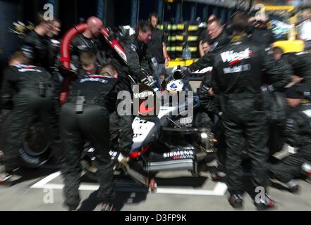 (Dpa) - Mechaniker des Teams McLaren Mercedes Proben einen Boxenstopp auf der Rennstrecke in Melbourne, Australien, 5. März 2003. Die Formel wird-1-Saison 2003 dieses Wochenende in Melbourne geöffnet. Stockfoto