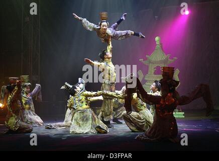 (Dpa) - Künstler von der großen chinesischen Nationalzirkus sind führen Sie in München, Deutschland, 11. März 2003. Die aktuelle Show "Shanghai Zensation" der berühmten Zirkuswelt zog ein großes Publikum, darunter viele Prominente in der bayerischen Landeshauptstadt. Stockfoto