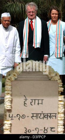 (Dpa) - German President Johannes Rau (C) und seine Frau Christina (R) schauen Sie sich die Märtyrer-Spalte, die die Stelle markiert, wo Mahatma Gandhi, während eines Besuchs in der Gandhi Smriti-Museum in Neu-Delhi, Indien, 4. März 2003 erschossen wurde. Rau und seine Familie sind eine sechstägige Staatsbesuch in Indien, den ersten Besuch eines deutschen Staatsoberhaupts in 12 Jahren. Stockfoto