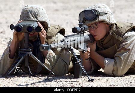 (Dpa) - US-Marines der Firma Delta von der 3. Licht Amoured Reconnaissance Battalion (3. LAR) Praxis schießen mit scharfer Munition im Camp Coyote, Kuwait, 14. März 2003. Mehr als 150.000 amerikanische und britische Soldaten sind derzeit in der nördlichen Wüste Kuwaits basiert. Nach dem US Department of Defense sind diese Soldaten bereit, einen Angriff auf den Irak zu starten. Stockfoto