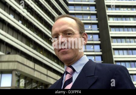 (Dpa-Dateien) - Florian Gerster, Vorsitzender des Board of Directors von der deutschen Bundesanstalt für Arbeit, abgebildet in Nürnberg, 25. Juni 2002. Stockfoto