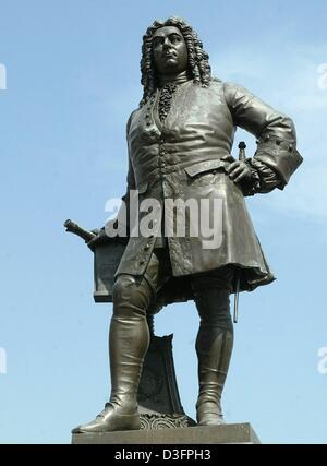 (Dpa-Dateien) - steht ein Denkmal des Komponisten Georg Friedrich Haendel auf dem Marktplatz in Halle, Ostdeutschland, 24. August 2000. Das Denkmal entstand 1859 durch Bildhauer Hermann Heidel. Haendel verbrachte nur die ersten 18 Jahre seines Lebens in Halle, nicht einschließlich die wenigen späteren Besuche der Stadt bezahlt, und emigrierte nach England, wo er lebte und arbeitete für mehr als 40 dec Stockfoto