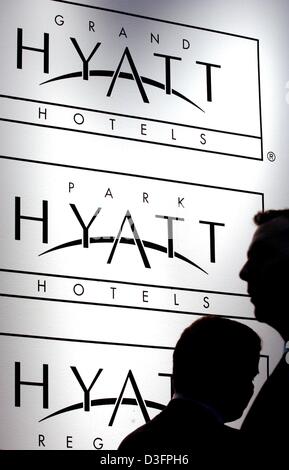 (Dpa) - zwei Besucher betrachten ein Inserat in Form eines Posters, Gäste für Grand Hyatt Hotels auf der ganzen Welt, in der Handel fair internationale Tourismus-Börse Berlin (ITB), Deutschland, 10. März 2003 gewinnen. Stockfoto