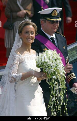 (Dpa) - Prinz Laurent von Belgien und seiner Frau, Prinzessin Claire nach ihrer Trauung in St. Michael und St. Gudula Kathedrale in Brüssel, 12. April 2003 verlassen. Der jüngste Sohn des belgischen Königs, Prinz Laurent und seine junge Braut heirateten nach ihrer Heirat auf dem Standesamt in der Kathedrale. Die Franzosen "Biker Priest" Guy Gilbert zog viele der th Stockfoto