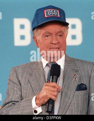 (Dpa-Dateien) - US-Komiker Bob Hope in Berlin, 5. Mai 1990 spricht. Am 29. Mai 2003 feiert er seinen 100. Geburtstag. Er war Leslie Townes Hope am 29. Mai 1903 in Eltham in der Nähe von London geboren und wanderte mit seinen Eltern in die USA im Jahre 1907. Nach einigen Jahren auf der Bühne als Tänzer und Schauspieler, er machte seinen ersten Filmauftritt in "The Big Broadcast" von 1938 Gesang "vielen Dank für die mir Stockfoto