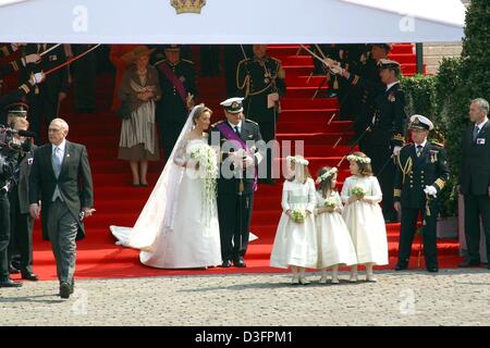 (Dpa) - Prinz Laurent von Belgien und seiner Frau, Prinzessin Claire nach ihrer Trauung in St. Michael und St. Gudula Kathedrale in Brüssel, 12. April 2003 verlassen. Der jüngste Sohn des belgischen Königs, Prinz Laurent und seine junge Braut heirateten nach ihrer Heirat auf dem Standesamt in der Kathedrale. Die Franzosen "Biker Priest" Guy Gilbert zog viele der th Stockfoto