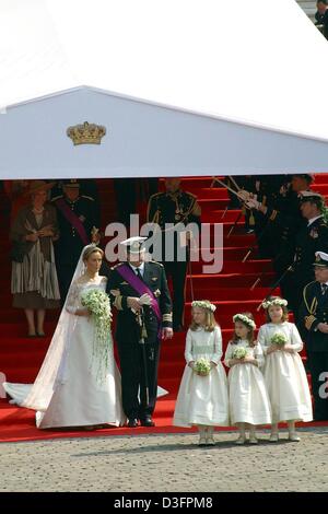 (Dpa) - Prinz Laurent von Belgien und seiner Frau, Prinzessin Claire nach ihrer Trauung in St. Michael und St. Gudula Kathedrale in Brüssel, 12. April 2003 verlassen. Der jüngste Sohn des belgischen Königs, Prinz Laurent und seine junge Braut heirateten nach ihrer Heirat auf dem Standesamt in der Kathedrale. Die Franzosen "Biker Priest" Guy Gilbert zog viele der th Stockfoto