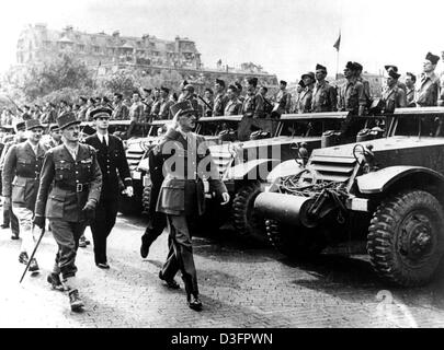 (Dpa-Dateien) - General Charles de Gaulle (R) prüft eine motorisierte Division, als er in der französischen Hauptstadt nach seiner Befreiung, in der Nähe des Arc de Triomphe (Triumphbogen) in Paris, 26. August 1944 kommt. Deutsche Militärgouverneur von Paris, Dietrich von Choltitz, ergab sich den Alliierten im Jahr 1944 ignorieren Hitlers Befehl, die Belagerung zu halten oder die Stadt zu zerstören, da zog er sich zurück. Auf 25 Stockfoto