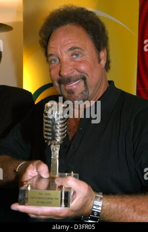 (Dpa) - britischer Pop-Musiker Tom Jones zeigt seine Auszeichnung "Goldenes Mikrofon" (Goldene Mikrofon) im Radio Hamburg Studio in Hamburg, 26. März 2003. "Der Tiger" wurde ein Stern für über vierzig Jahre. Stockfoto