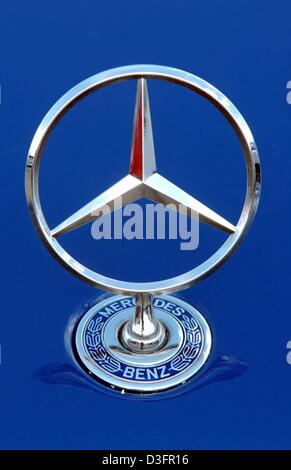 (Dpa) - ein Mercedes-Stern Ornamente der Motorhaube eines Autos, abgebildet auf der Mercedes-Benz Niederlassung in Schwerin, Ostdeutschland, 8. April 2003. DaimlerChrysler bereitet sich auf schwierige Zeiten, aber trotzdem erwartet, die operativen Ergebnisse im Jahr 2003 steigern. Bei der jährlichen Hauptversammlung in Berlin am 9. April sagte DaimlerChrysler, rechnet das Unternehmen nach wie vor war der 2002 n. Chr. zu übertreffen Stockfoto