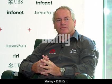 (Dpa) - niederländische Rolf Vrolijk, Chef-Designer der Swiss Racing Yacht "Alinghi", sitzt mit seinen Händen gefaltet auf einen Stuhl, während einer Pressekonferenz in Berlin, Deutschland, 8. Mai 2003. Das Swiss racing Yacht "Alinghi" Meisterschaft der America Cup 2003 Segeln in Auckland, Neuseeland im März 2003. Niederländische Native-born Vrolijk lebt seit den letzten 20 Jahren in Hamburg. Stockfoto