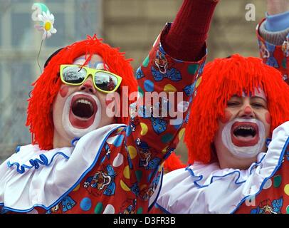 (Dpa) - feiern Karneval Narren verkleidet als Clowns während der traditionellen Rosenmontag (Karneval Montag) Karnevalszug in Düsseldorf, 3. März 2003. Die 5,5 km lange parade unter dem Motto "Laewe auf Laewe Losse", einen regionalen Slang für "Leben Und Leben Lassen" (Leben und Leben lassen), der etwa eine halbe million Zuschauer teilnahmen. Stockfoto