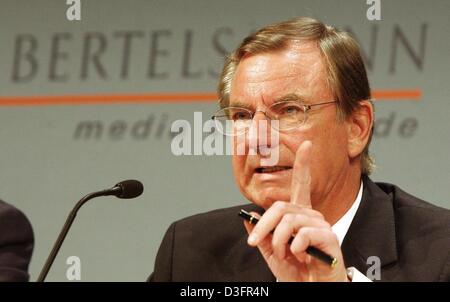 (Dpa) - Gunther Thielen, Vorstandsvorsitzender der Bertelsmann Media Group, Ergebnisse auf der Pressekonferenz in Berlin, 25. März 2003 abgebildet. Bertelsmann, Europas größte Mediengruppe, sagte, dass es die Marktentwicklung und schleppenden Konjunktur sträubte sich durch eine operative Gewinn von 936 Millionen Euro im Vorjahr. Mit Ausnahme der Buchclub-Branche ist das deutsche Unternehmen veröffentlichen. Stockfoto