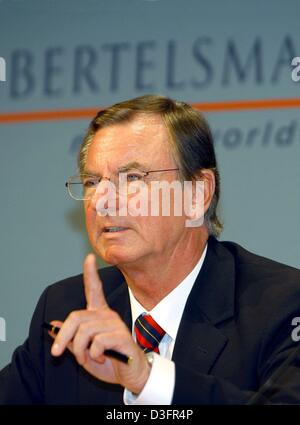 (Dpa) - Gunther Thielen, Vorstandsvorsitzender der Bertelsmann Media Group, Ergebnisse auf der Pressekonferenz in Berlin, 25. März 2003 abgebildet. Bertelsmann, Europas größte Mediengruppe, sagte, dass es die Marktentwicklung und schleppenden Konjunktur sträubte sich durch eine operative Gewinn von 936 Millionen Euro im Vorjahr. Mit Ausnahme der Buchclub-Branche ist das deutsche Unternehmen veröffentlichen. Stockfoto