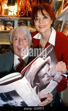 (Dpa) - Schauspieler Johannes Heesters und seiner Frau Simone Rethel zu lesen in einem Fotobuch "Johannes Heesters" auf der Buchmesse in Leipzig, Deutschland, 21. März 2003. Im Alter von 99 hat Heesters noch Pläne für seine Zukunft: ab September wird er sich in eine Chor-Linie-Show spielen. Heesters, geboren am 5. Dezember 1903 in Amersfoort, Niederlande, feiert dieses Jahr seinen 100. Geburtstag. Stockfoto