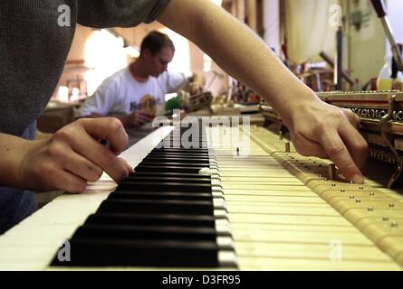 (Dpa) - jeder einzelne Klaviertaste wird von hand auf behandelt die Steinway & Söhne Niederlassung in Hamburg, 25. Februar 2003. Am 5. März 2003 wird der Klavierhersteller sein 150. Firmenjubiläum feiern. Im Jahr 1797 wurde der Firmengründer Heinrich Engelhard Steinweg in Wolfshagen, einem kleinen Dorf im Harz geboren. Er ist ersten Flügel im Jahr 1836, aber am Vorabend des Re Stockfoto