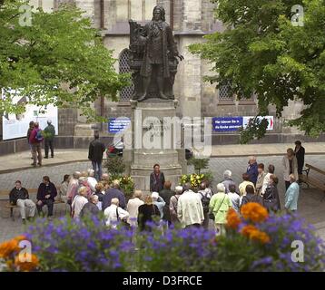 (Dpa-Dateien) - schauen Sie Touristen sich die Statue des deutschen Komponisten Johann Sebastian Bach vor der St. Thomas-Kirche in Leipzig, Ostdeutschland, 20. Juli 2000. Die Statue wurde im Jahre 1908 von Carl Seffner erstellt. Geboren am 21. März 1685 in der Ortschaft Eisenach zu einer musikalischen Familie, hatte Bach seine ersten wichtigen Termin im Jahre 1708 als Organist am herzoglichen Hof in Weimar. Es folgten Stockfoto