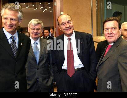 (Dpa) - von rechts: Bundeskanzler Gerhard Schroeder, der französische Präsident Jacques Chirac, der deutsche Außenminister Joschka Fischer und der französische Außenminister Dominique de Villepin stehen nebeneinander auf der EU-Sondergipfel zum Konflikt mit dem Irak in Brüssel, 17. Februar 2003. Die Staats-und Regierungschefs der EU-Mitgliedstaaten haben sich auf ein gemeinsames Vorgehen in der Konflikt-Witz geeinigt Stockfoto