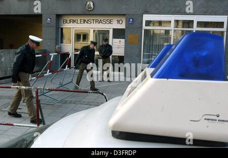 (Dpa) - Polizisten sichern das britische Generalkonsulat in München, Deutschland, 20. März 2003. Nach der Irak-Krieg ins Leben gerufen hatte, verstärkt die bayerische Polizei die Sicherheitsvorkehrungen letzte Nacht wieder. Nach Angaben der Polizei sind Briten, jüdische und Institutionen in Bayern noch intensiver als zuvor betreut. Am Morgen vom 20. März war alles normal vor barr Stockfoto