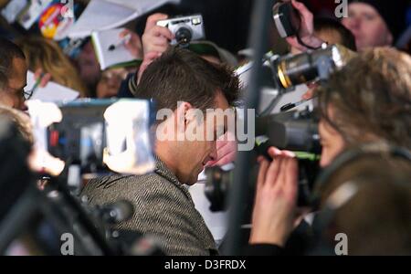 (Dpa) - der britische Popstar Robbie Williams gibt Autopraphs kommt er in das Internationale Congress Center ICC nahe Funkturm in Berlin, 15. Februar 2003. Williams erhielt den Preis als beste internationale Sängerin zum zweiten Mal. Dieses Jahr ist in 28 Kategorien durch die Deutsche Phono-Akademie mit dem Echo ausgezeichnet. In Deutschland gilt das "Echo" als Äquivalent zu der Am Stockfoto