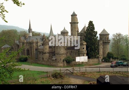 (Dpa-Dateien) - neben dem eher eigenständige Märchenmuseum Schloss in einem Park in Kassel, Westdeutschland, 30. April 1996 eine Handvoll Autos geparkt sind.  Landgraf Wilhelm IX beauftragte das Gebäude Märchenmuseum zwischen 1793 und 1801 im mittelalterlichen Stil. Stockfoto