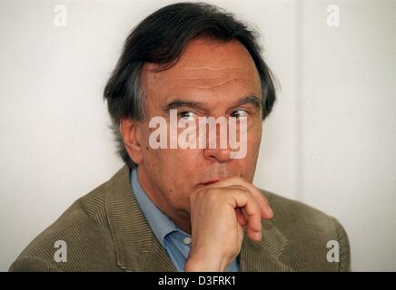 (Dpa-Dateien) - italienischer Dirigent Claudio Abbado im Bild während einer Pressekonferenz in Berlin, 27. April 1998. Abbado wurde am 26. Juni 1933 in Mailand, Italien, geboren. Er studierte Klavier am Konservatorium in Mailand vor Beginn in Wien durchführen. Im Jahr 1960 er sein Debüt an der Mailänder Scala in seiner Heimat Mailand im Jahr 1960 und diente als Musikdirektor dort von 1968 bis 1986. Im Jahr 1989 gelang es ihm Stockfoto