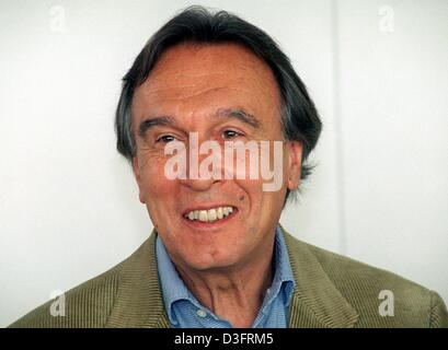 (Dpa-Dateien) - italienischer Dirigent Claudio Abbado während einer Pressekonferenz in Berlin, 27. April 1998 lächelt. Abbado wurde am 26. Juni 1933 in Mailand, Italien, geboren. Er studierte Klavier am Konservatorium in Mailand vor Beginn in Wien durchführen. Im Jahr 1960 er sein Debüt an der Mailänder Scala in seiner Heimat Mailand im Jahr 1960 und diente als Musikdirektor dort von 1968 bis 1986. Im Jahr 1989 gelang es ihm, H. Stockfoto