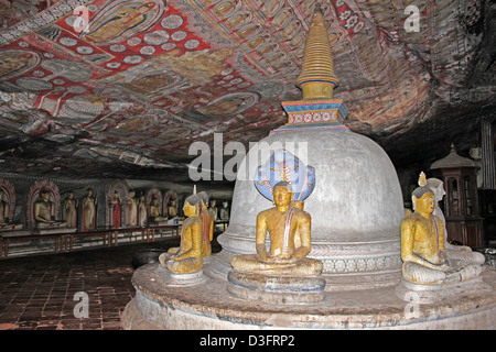 Dagoba und die Buddha-Statuen in Maharajalena Höhle Tempel Stockfoto