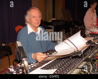 (Dpa-Dateien) - deutscher Komponist und Avantgarde-Musiker Karlheinz Stockhausen sitzt vor einem Mixer und blättert in einer Partitur während der Proben für seine Komposition "Light" in Köln, 17. September 1998. Ein progressive Komponisten Karlheinz Stockhausen hat konsequent in musikalisches Neuland gewagt. Er war fasziniert von dem neuen Konzept der "Serialismus" bein Stockfoto