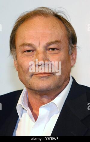 (Dpa) - österreichischer Schauspieler und Regisseur Klaus Maria Brandauer, während einer Präsentation seines neuen Films in Hamburg, 5. Mai 2003 abgebildet. Er feiert seinen 60. Geburtstag am 22. Juni 2003. Klaus Maria Brandauer, als Klaus Steng am 22. Juni 1944 in Alt Aussee, Österreich, geboren, studierte Schauspiel in Stuttgart, Deutschland. Er begann als Schauspieler am Wiener Burgtheater, und begab sich internation Stockfoto