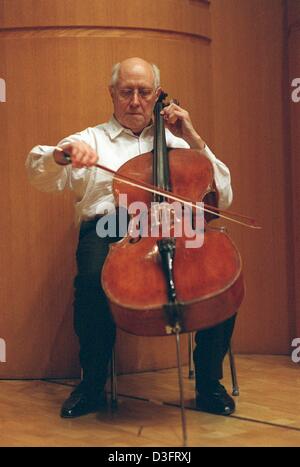 (Dpa-Dateien) - spielt russische Cellist Mstislav Rostropovich Cello während einer Probe mit der Kölner Philharmonie in Köln, 10. Dezember 2001. Er gilt als weltweit einer der am meisten einflussreicher Cellisten unserer Zeit. Rostropowitsch wurde international bekannt als Cellist und wurde später auch prominente als Dirigent, Solist, Begleiter am cello Stockfoto