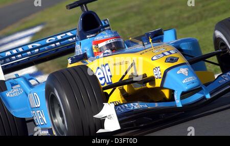 (Dpa) - spanische Formel 1 pilot Fernando Alonso von Renault team Rennen sein Bolide während der qualifizierten Ausbildung auf dem Albert Park Race track in Melbourne, 8. März 2003. Stockfoto