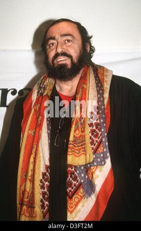 (Dpa-Dateien) - italienischer Tenor Luciano Pavarotti besucht eine Pressekonferenz in München, 23. Oktober 2000. In einer Karriere, die mehr als 40 Jahre dauert, was, die Pavarotti der Inbegriff der klassischen Oper mit seinem mächtigen Tenor geworden, Stimme, die mühelos den skal neun Cs umfasst. Er arbeitet oft mit spanischen Tenor Placido Domingo und Jose Carerras, die bilden die musi Stockfoto