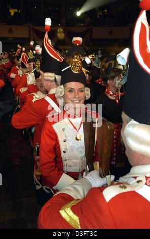 (Dpa) - deutsche Supermodel Heidi Klum (C), gekleidet in "Funkischer Uniform" (sparky Uniform), nimmt an der Garde Tanz (Gardetanz) während eines Treffens der Karneval in Köln, Teil 1. März 2003. "Sparky-Leutnant der Reserve" ernannte Karnevalsverein "Sterben Roten Funken" (die roten Funken). Karneval wird Montag, der Höhepunkt des Faschings in Köln, sie übernehmen Stockfoto