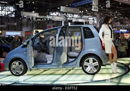 (Dpa) - stellt ein Modell vor dem Boot des neuen Modells "Idee" made by Fiat, der Autohersteller auf dem Genfer "Automobilesalon", die Autoausstellung und Messe in Genf, Schweiz, 5. März 2003. Die "Automobilesalon" ist das erste Highlight im aktuellen europäischen Jahr für Kfz-Hersteller und Designer. 265 Aussteller präsentieren rund 900 Marken von 30 ° c Stockfoto