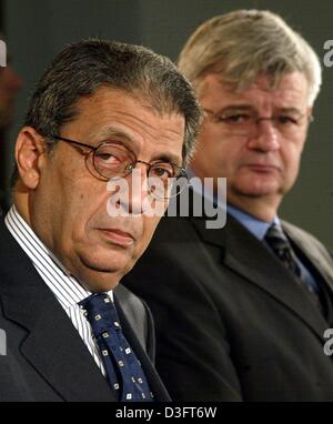 (Dpa) - German Foreign Minister Joschka Fischer (R) und Generalsekretär der arabischen Liga Amr Mussa geben eine gemeinsame Pressekonferenz in Berlin, 28. Januar 2003. Fischer sagte, dass die UN-Waffeninspektoren im Irak, ihre Arbeit fortsetzen sollten, was wäre der beste Weg, um einen Krieg zu verhindern. Stockfoto