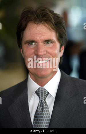 (Dpa) - US-Film Regisseur Rob Marshall lächelt während er bei einem Dinner-Abend mit anderen Oscar-nominierten in Beverly Hills, USA, 10. März 2003 für ein Bild darstellt. Rob Marshall ist für seinen Film musical "Chicago" nominiert. Stockfoto