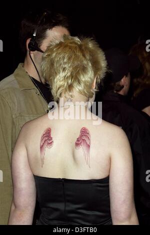 (Dpa) - Kelly Osbourne, Tochter von Ex-Schockrocker Ozzy Osbourne, kommt bei der MTV-Show - Metallica in den Universal Studios - Ikone in Los Angeles, Kalifornien, 3. Mai 2003. Nach der Änderung ihrer Haarfarbe in Blond obwohl dies nicht mehr trendy ist, hat sie jetzt ein gewagte temporäre Tattoo Engelsflügel auf den Rücken zeigen. Stockfoto