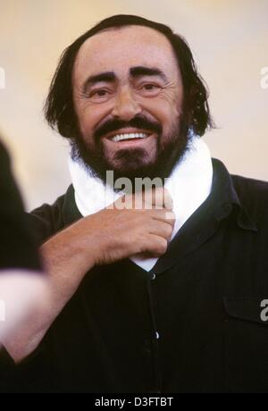 (Dpa-Dateien) - italienischer Tenor Luciano Pavarotti hält ein Handtuch um den Hals und lächelt während einer Probe für ein Benefiz-Konzert in Moden, Italien, 5. Juni 2000. In einer Karriere, die mehr als 40 Jahre dauert, was, die Pavarotti der Inbegriff der klassischen Oper mit seinem mächtigen Tenor geworden, Stimme, die mühelos den skal neun Cs umfasst. Er arbeitet oft mit der spanischen Tenöre Pla Stockfoto