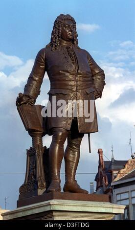 (Dpa-Dateien) - steht ein Denkmal des Komponisten Georg Friedrich Haendel auf dem Marktplatz in Halle, Ostdeutschland, 24. August 2000. Das Denkmal entstand 1859 durch Bildhauer Hermann Heidel. Händel wurde am 23. Februar 1685 in Halle geboren und starb am 14. April 1759 in London, England. Stockfoto