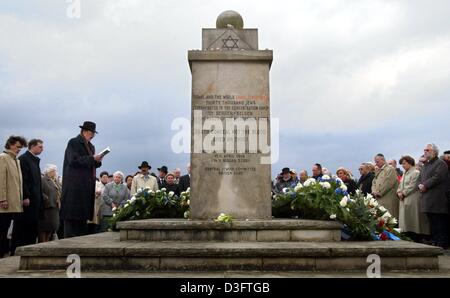 (Dpa) - ein Gebet für die Toten auf den Jahrestag der Befreiung von der ehemaligen Konzentrationslager Bergen-Belsen, Deutschland, 27. April 2003 statt. Kränze wurden zum Gedenken an die Befreiung des Lagers am 15. April 1945 von britischen Truppen festgelegt. In diesem Lager allein etwa 100.000 Häftlinge aus 40 Nationen, darunter 50.000 sowjetische Kriegsgefangene und 30.000 Juden, verlorene thei Stockfoto