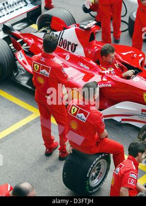 die Grube Schlange zu einen Boxenstopp für den neuen Ferrari F2003-GA vor dem ersten Training auf dem Circuit de Catalunya in der Nähe von Barcelona, 2. Mai 2003 Proben stehen (Dpa) - Ferrari-Mechaniker. Das Auto stellen sein Debüt in der spanischen Formel Eins GP auf 4. Mai 2003. Stockfoto