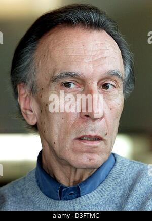 (Dpa-Dateien) - italienischer Dirigent Claudio Abbado in Berlin, 23. April 2001 abgebildet. Abbado wurde am 26. Juni 1933 in Mailand, Italien, geboren. Er studierte Klavier am Konservatorium in Mailand vor Beginn in Wien durchführen. Im Jahr 1960 er sein Debüt an der Mailänder Scala in seiner Heimat Mailand im Jahr 1960 und diente als Musikdirektor dort von 1968 bis 1986. Im Jahr 1989 gelang es ihm, H. von Karajan als Verbandes Stockfoto