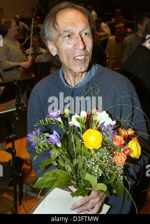 (Dpa-Dateien) - italienischer Dirigent Claudio Abbado hält einen Blumenstrauß in Berlin, 25. April 2002. Abbado wurde am 26. Juni 1933 in Mailand, Italien, geboren. Er studierte Klavier am Konservatorium in Mailand vor Beginn in Wien durchführen. Im Jahr 1960 er sein Debüt an der Mailänder Scala in seiner Heimat Mailand im Jahr 1960 und diente als Musikdirektor dort von 1968 bis 1986. Im Jahr 1989 gelang es ihm, H. von K Stockfoto