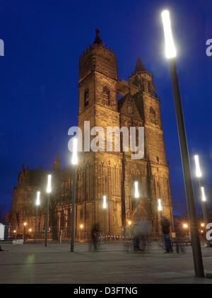 (Dpa) - die St. Mauritius und St. Katharina Cathedral in Magdeburg, Deutschland, leuchtet in der Nacht, 4. Februar 2003. Die Kirche mit seinen 108 Meter hohen Türmen wurde von 1209 bis 1520 erbaut und beherbergt Werke aus acht Jahrhunderten. Stockfoto