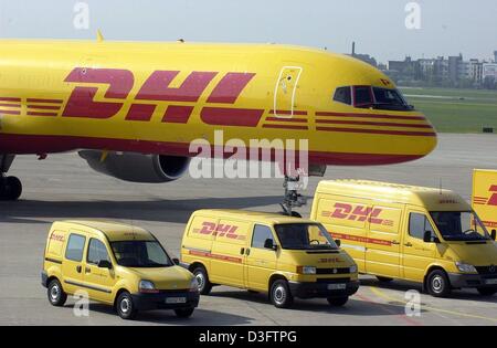 (Dpa) - eine Boeing und Fahrzeuge, die mit dem Logo von DHL stehen am Flughafen Tempelhof in Berlin, 30. April 2003. Ab dem 1. Mai wird der Deutschen Post eine weltweite Werbekampagne für DHL, die neue Parzelle Express und Logistik-Dienstleistungen weltweit operierenden starten. Stockfoto