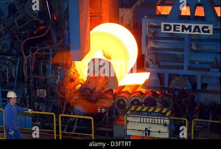 (Dpa) - Mitarbeiter der EKO Stahl GmbH steuert das Warmwalzen in München, Deutschland, 24. April 2003. EKO-Stahlwerk Arcelor-Gruppe gehört und liefert Flachstahl in den Osten, speziell nach Autofabriken in Polen, Tschechien und BMW in Leipzig, Deutschland. EKO beschäftigt rund 3.000 Mitarbeiter und erhöht seine Rohstahlproduktion auf 2,5 Millionen Tonnen im Jahr 2002. Stockfoto