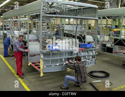 (Dpa) - Arbeiter der Nutzfahrzeughersteller MAN arbeiten am Körper eines Busses in der Fabrik in Salzgitter, Deutschland, 12. März 2003. Der Mann Corporation kündigte auf um der Nutzfahrzeug-Branche neu zu strukturieren, die Reduktion von rund 1.000 Arbeitsplätzen umfassen wird. Stockfoto