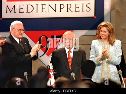 (Dpa-Dateien) - hätte er stolz auf seine Schwiegertochter: König Hussein von Jordanien (C) selbst erhielt der 1997 Deutsche Medienpreis (Deutscher Medienpreis), hier zusammen mit deutschen Präsidenten Roman Herzog (L) und seine Frau, Königin Nur, während der Award-Show in Baden-Baden, Deutschland, 24. April 1998 fotografiert. König Hussein wurde ausgezeichnet mit dem Medienpreis für seine comm Stockfoto